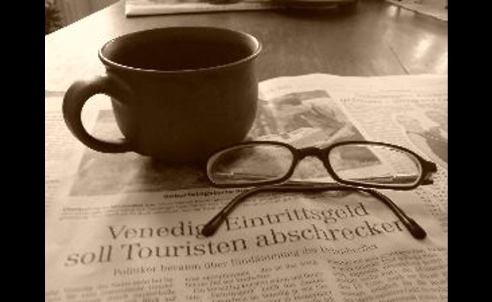 Zeitung_mit_Brille_und_Kaffee